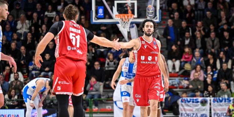 Matteo Chillo e Michele Vitali con la Unahotels Reggio Emilia (da facebook.com/pallacanestroreggiana)