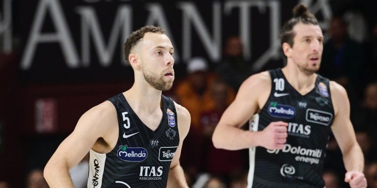 Jordan Ford e Toto Forray con la Dolomiti Energia Trento (da facebook.com/AquilaBasketTN)