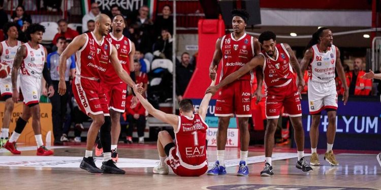 L'Olimpia Milano in campo (da facebook.com/OlimpiaMilano1936)