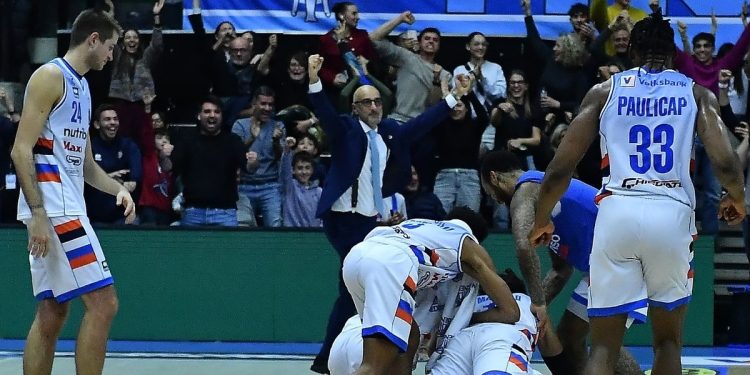 La NutriBullet Treviso festeggia una vittoria al fotofinish (da facebook.com/trevisobasket)