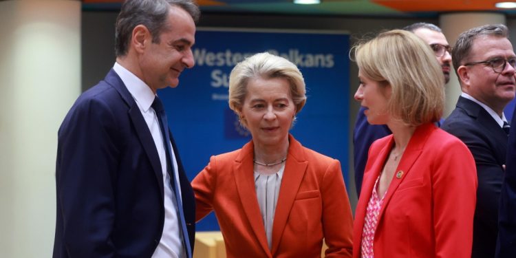 Da sin.: Kyriakos Mitsotakis, Ursula von der Leyen, Kaja Kallas (Ansa)