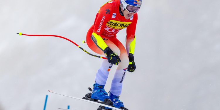 Marco Odermatt in azione in Val Gardena (Ansa)