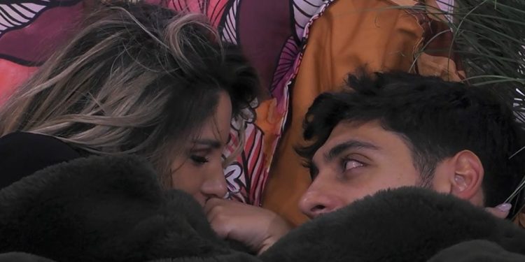 Bacio tra Chiara Cainelli e Javier Martinez al Grande Fratello (Foto: Screen)