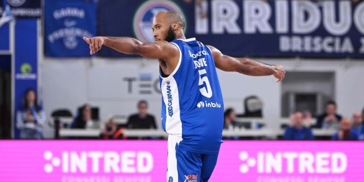 Chris Dowe con la Germani Brescia (da facebook.com/pallacanestrobrescia)