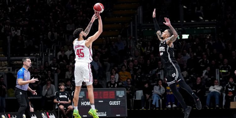 Denzel Valentine al tiro contro Daniel Hackett in Trieste Virtus Bologna (da facebook.com/pallacanestrotrieste)