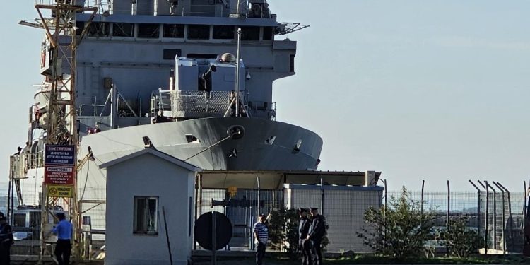 La nave Libra della Marina militare nel porto albanese di Shengjmn il 6 ottobre 2024 (Ansa)