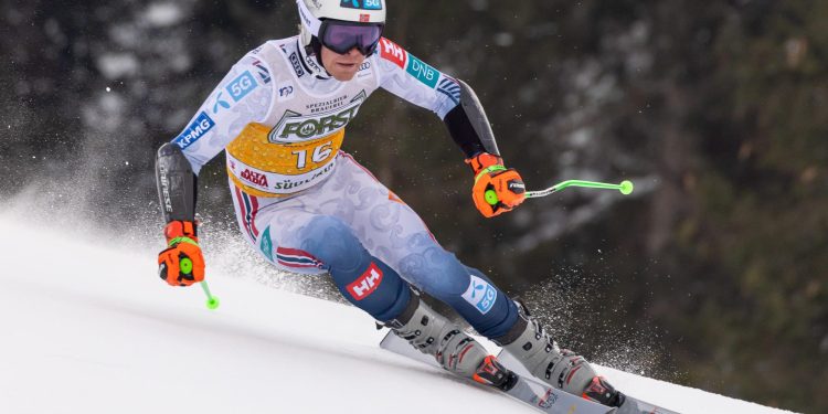 Timon Haugan in azione nello slalom in Alta Badia (Ansa)