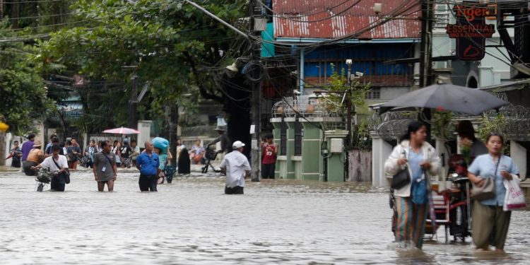 Le piogge di ottobre scorso a Yangon, Myanmar (Ansa)