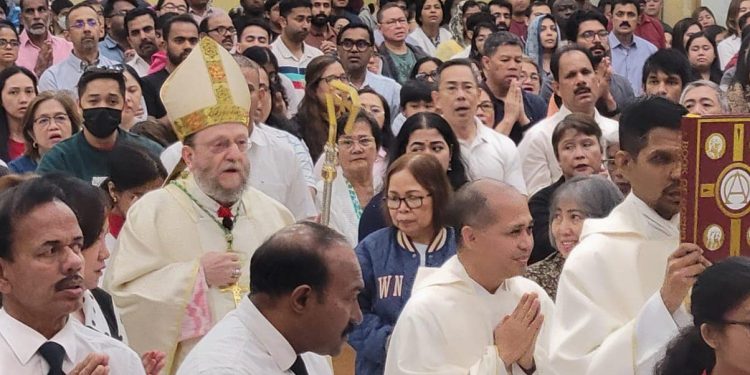 Mons. Paolo Martinelli in mezzo ai fedeli il giorno dell'Immacolata concezione (foto profilo FB di P. Martinelli)