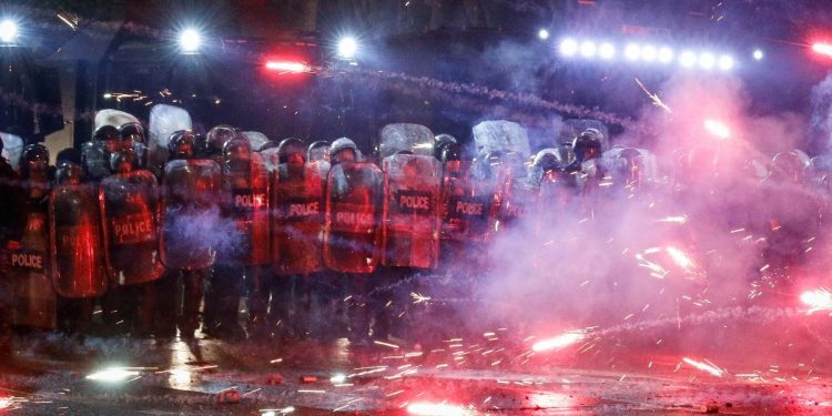 Tbilisi (Georgia), scontro tra manifestanti e polizia (Ansa)