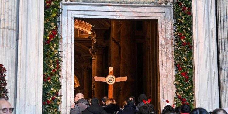 Pellegrini attraverso la Porta Santa