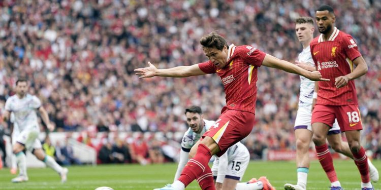 Federico Chiesa al tiro con il Liverpool (Foto ANSA)