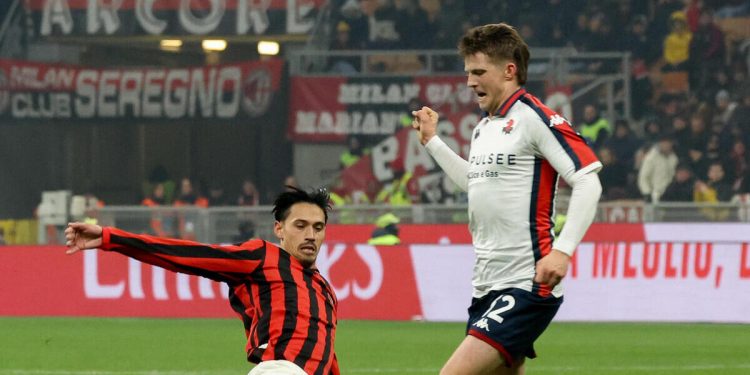 Morten Frendrup contrastato da Tijjani Reijnders in Milan Genoa (Foto ANSA)