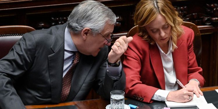 Giorgia Meloni (d.), presidente del Consiglio, con Antonio Tajani, ministro degli Esteri (Ansa)