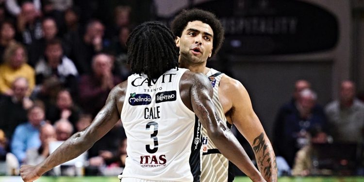 Myles Cale e Anthony Lamb con la Dolomiti Energia Trento (da facebook.com/AquilaBasketTN)