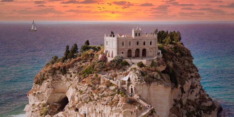 Il Santuario di Santa Maria dell'Isola di Tropea (Foto di Patrizio Napolitano da Pixabay)