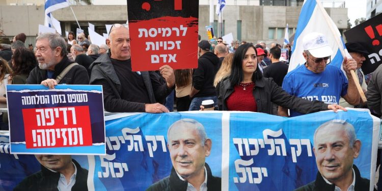 proteste israeliane contro Netanyahu impegnato nel processo a suo carico (Ansa)