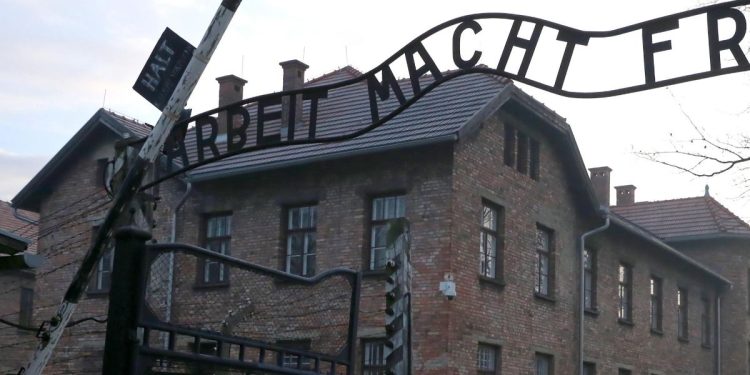 L'ingresso del Campo di sterminio di Auschwitz (Ansa)