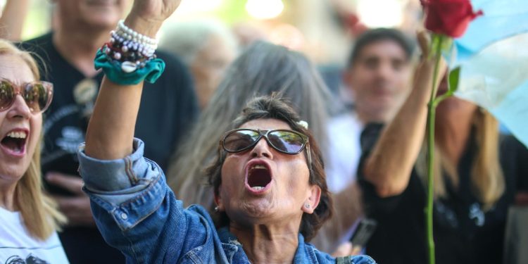 Manifestazione a Buenos Aires in ricordo di Jorge Lanata (Ansa)