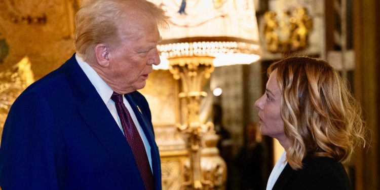 Giorgia Meloni (d) con Donald Trump a Mar-a-Lago (Ansa)