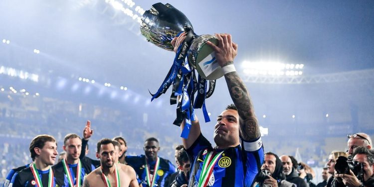 Lautaro Martinez festeggia la Supercoppa Italiana con l'Inter (Foto ANSA)