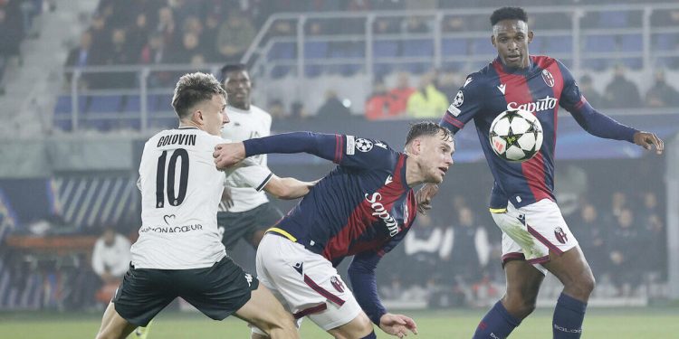 Sam Beukema con la maglia del Bologna in Champions League (Foto ANSA)