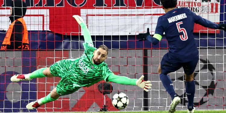 Una parata di Gianluigi Donnarumma con il Psg (Foto ANSA)