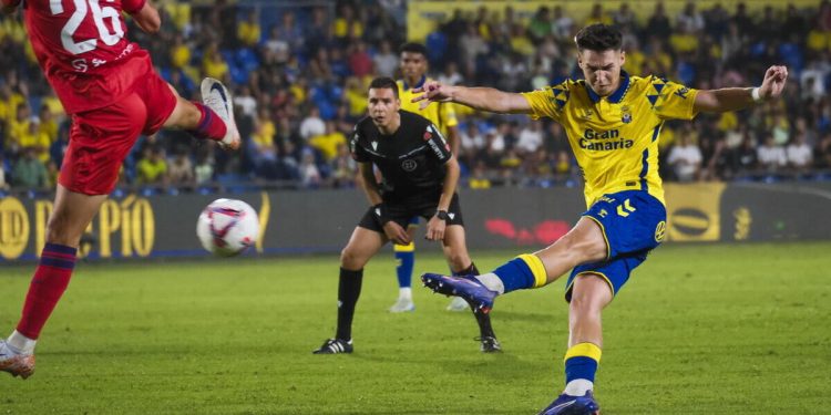 Mika Marmol al tiro con il Las Palmas (Foto ANSA)