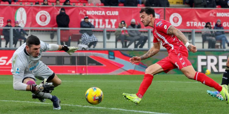 Simone Scuffet contro Pedro Pereira in Monza Cagliari (Foto ANSA)