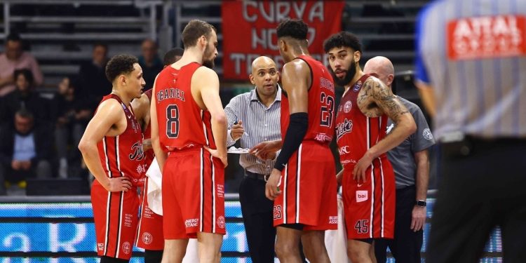 Jamion Christian durante un timeout con l'Allianz Trieste (da facebook.com/pallacanestrotrieste)