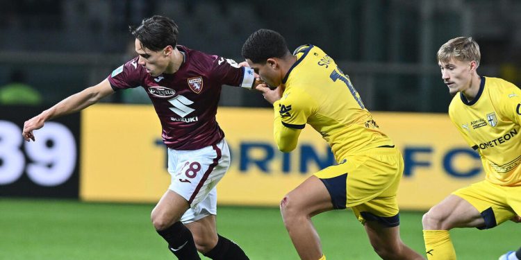 Samuele Ricci contro Hernani in Torino Parma (Foto ANSA)