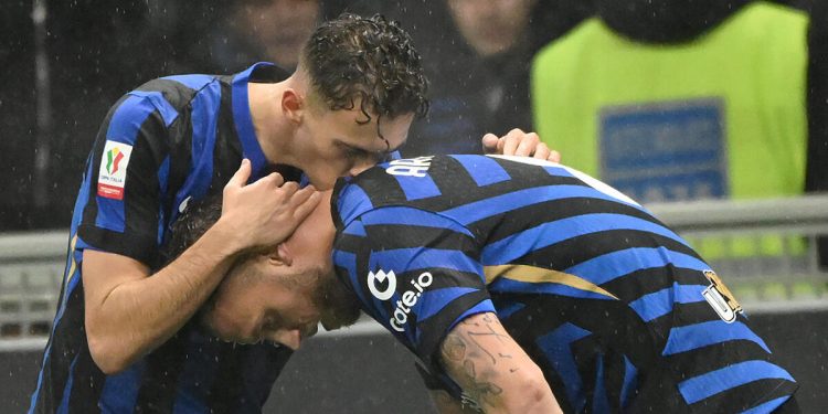 Inter, Kristjan Asllani esulta con Marko Arnautovic (Foto ANSA)