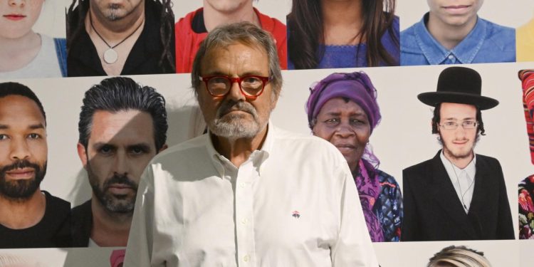 Oliviero Toscani (1942-2025) nel 2022 (Ansa)