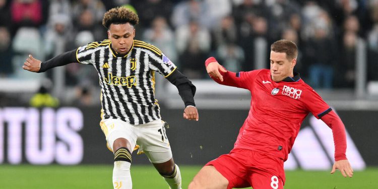 Contrasto tra Weston McKennie e Mario Pasalic in Juventus Atalanta (Foto ANSA)