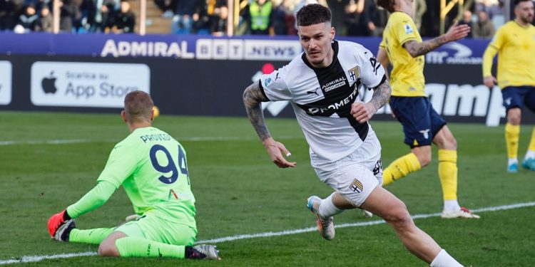 Parma's Dennis Man jubilates  after scoring the goal during the Italian Serie A soccer match Parma Calcio vs SS Lazio at Ennio Tardini stadium in Parma, Italy, 1 December 2024. ANSA /ELISABETTA BARACCHI