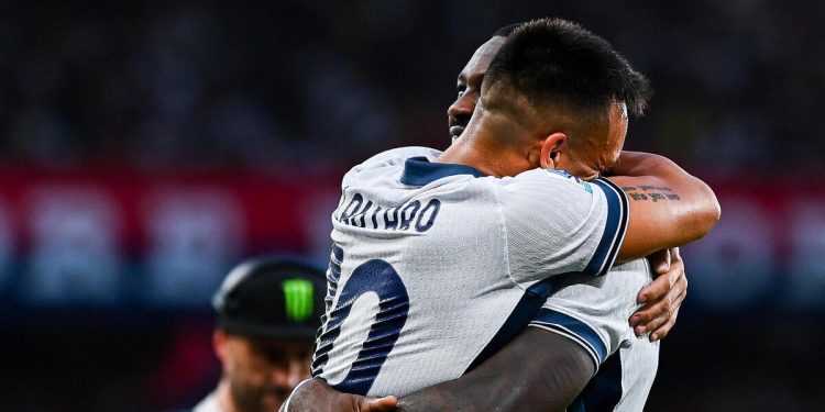 L'abbraccio tra Lautaro Martinez e Marcus Thuram con l'Inter (Foto ANSA)