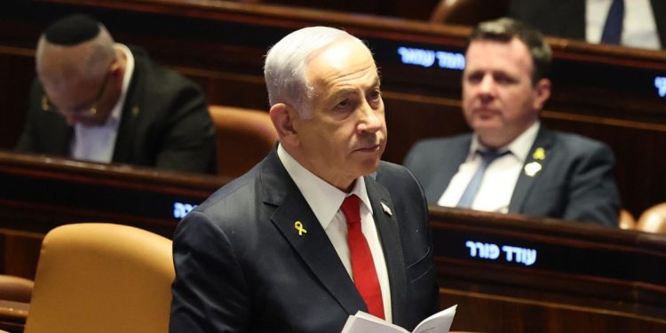 Benjamin Netanyahu durante i lavori della Knesset (Ansa)