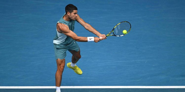 Carlos Alcaraz impegnato agli Australian Open 2025 (Foto ANSA)