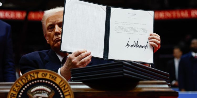 Trump firma ordini esecutivi