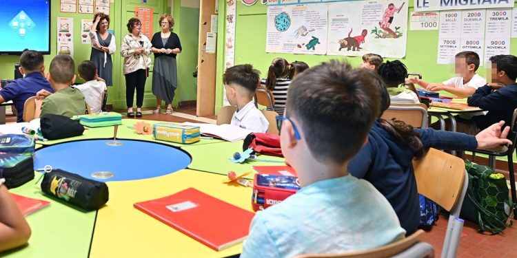 A scuola, in una classe primaria (Ansa)