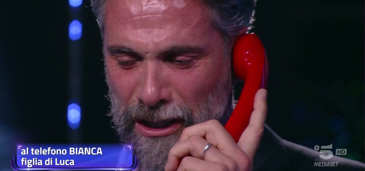 Luca Calvani crolla in lacrime al Grande Fratello: la figlia Bianca telefona in diretta/ "Sorpresa babbo!"