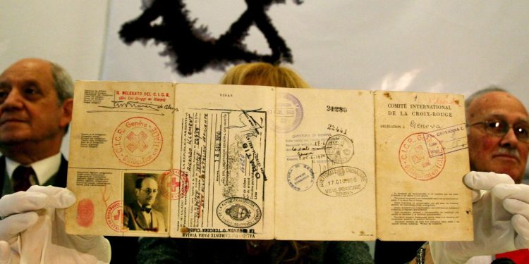 Il falso passaporto con cui Adolf Eichmann entrò in Argentina nel 1950 (Ansa)