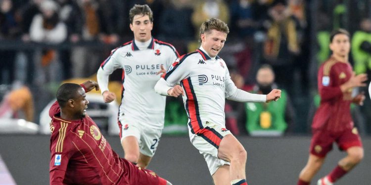 Morten Frendrup de Genoa contrastato da Evan Ndicka della Roma (Foto ANSA)