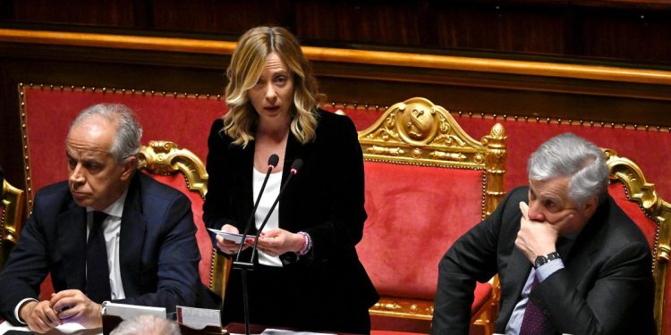 Giorgia Meloni, presidente del Consiglio, tra Matteo Piantedosi, ministro dell'Interno, e Antonio Tajani, ministro degli Esteri (Ansa)